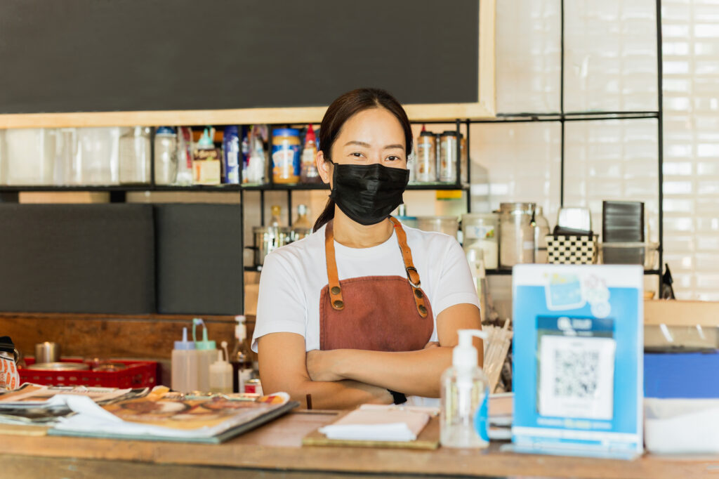 Female cafe employee wearing a mask